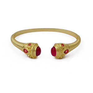 Brazalete Ajustable con Gema de Granate, Brazalete Texturizado Chapado en Oro de 18k, Joyería de Estilo Neo Antiguo - Product Image 1