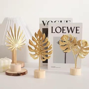 Magnifique centre de table en métal avec finition dorée décorative pour une décoration intérieure haut de gamme - Product Image 2