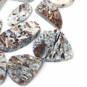 อัสโทฟิลไลต์ธรรมชาติ ดรูซี่ พลอยเม็ดเดี่ยว แฮนด์เมด คาโบชอง คริสตัลบำบัด สีขาวเปลี่ยนเป็นสีทอง คุณภาพสูง ขายส่ง - Product Image 1