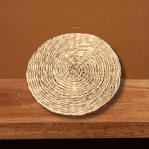 Sous-verres en jonc de mer tressé en spirale avec bordure rouge, ajoutant un charme naturel aux tables à manger et aux collections de décoration intérieure - Product Image 4