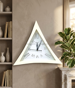 Horloge murale en bois géométrique triangulaire faite à la main – Horloge murale décorative moderne pour salon - Product Image 2