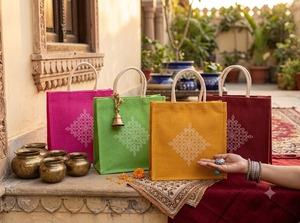 Sacs fourre-tout en toile de jute naturelle écologiques avec poignées en corde de coton, imprimé Kolam Rangoli blanc traditionnel, personnalisables et multifonctionnels - Product Image 2