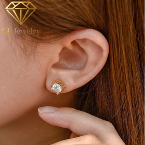 Boucles d'oreilles clous en or jaune 18 carats avec diamant de laboratoire rond à quatre griffes, bijoux fins classiques de luxe - Product Image 5
