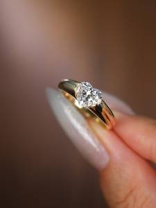 Bague moderne en or jaune 18 carats avec diamant taille cœur de 0,51 carat cultivé en laboratoire, cadeau de fiançailles pour les amoureux - Product Image 2
