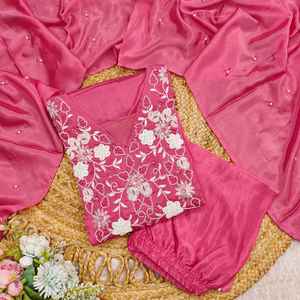 Elegante y ligero Chinon Anarkali Kurti con mangas completas y bordado clásico, perfecto para fiestas o Ropa Étnica - Product Image 4