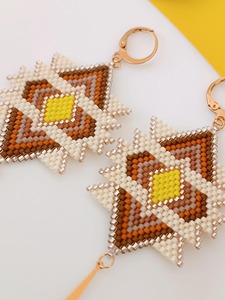 Boucles d'oreilles perlées faites à la main, motif géométrique, ton or, bijoux fantaisie, design exquis - Product Image 4