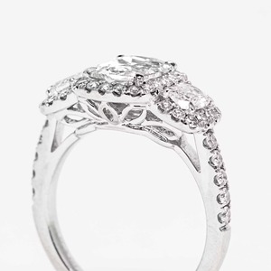 Anillo de Compromiso Moderno de Oro Blanco de 14K con Diamante Cultivado en Laboratorio de 2.00ct, Corte Brillante, Claridad VS2, Engaste de Puntas, Certificado IGI, Trilogía Clásica - Product Image 5