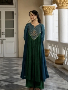 Ensemble Kurta, Palazzo et Dupatta brodés et ornés KV pour femmes - Product Image 4
