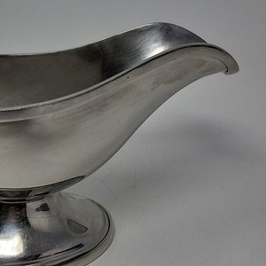 Exclusivo Servidor de Gravy Metálico para una Experiencia Gastronómica Premium - Product Image 2