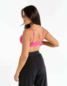 Ensemble de yoga 2 pièces X Custom pour femme : Crop top rose à bretelles en U et pantalon taille haute noir sans manches à jambes larges, respirant et uni - Product Image 2
