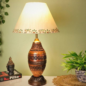 Lampe exquise à base de bois et de métal sculptés à la main, présentant des détails artisanaux complexes. Disponible à prix de gros. - Product Image 1