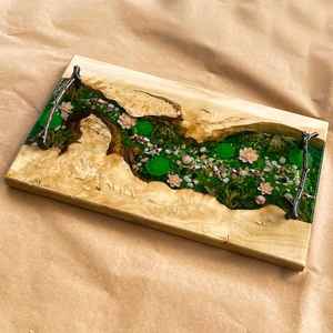 Plateau de service personnalisé en résine et bois pour charcuterie et fromages, motif Poisson Koi de rivière, plateau pour bassin à Koi, cadeau de pendaison de crémaillère - Product Image 6