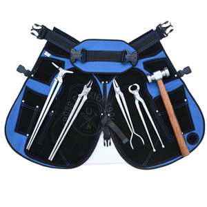 ชุดเครื่องมือช่างตีเหล็กพร้อมผ้ากันเปื้อน ที่ดันรองเท้าด้ามยาว คีมปากกลม คีมดึง คีมตัด และค้อน - Product Image 1
