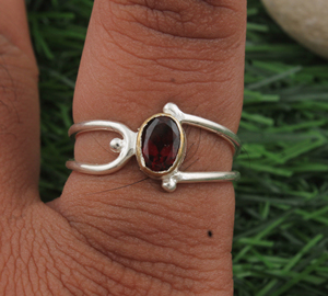 Bague empilable minimaliste et délicate en argent sterling 925 avec grenat rouge naturel serti clos, bijou de mariage, pierre de naissance de janvier - Product Image 5