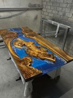 Table à manger en bois de chêne massif sur mesure, époxy turquoise, forme rectangulaire, pieds en chevrons, design moderne, pour entrée, hôtel, entrepôt, fabrication artisanale
