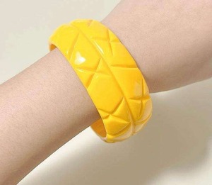 Brazalete de Resina Negra con Detalles en Oro, Joyería de Moda con Escultura Irregular para Mujer, Diseño Artístico Ligero - Product Image 3