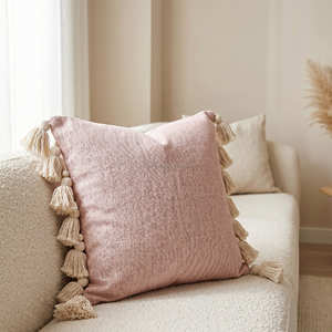 Funda de Cojín Texturizada Rosa Pálido con Diseño de Diamantes Tejidos y Flecos, Cojín Decorativo para el Hogar de Estilo Contemporáneo - Product Image 1