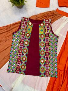 Conjunto Premium de Lehenga Choli Gujarati para Navratri con Koti con Decoración de Espejos |   Lehenga de Rayón Puro de 7 Metros con Vuelo - Product Image 6