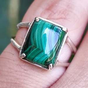 แหวนมาลาไคต์ เงินแท้ 925 ประดับแบบ Bezel Setting แหวนสัญญา งานแฮนด์เมด สไตล์โบโฮ สำหรับงานแต่งงาน งานหมั้น เครื่องประดับผู้หญิง ทำจากวัสดุธรรมชาติ - Product Image 2