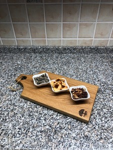 La mejor tabla de cortar de madera para uso en la cocina con una superficie gruesa y duradera para cortar carne, verduras y frutas frescas. - Product Image 2