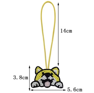 Llaveros de diamantes de imitación vintage hechos a mano con letras del alfabeto multicolor, con detalles de perro en colores blanco, amarillo y negro, y dijes de pulsera. - Product Image 1