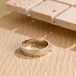 Bague solitaire en or rose avec diamant de laboratoire taille émeraude - Product Image 3