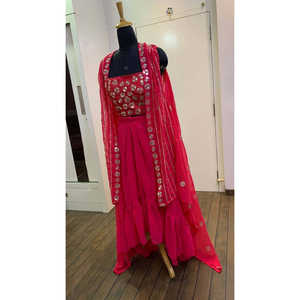 Vêtements de fête Indo-occidentaux pour femmes avec des détails en sequins, zari et travail sur papier - Product Image 5