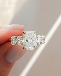 Anillos de compromiso de diamantes cultivados en laboratorio con corte cojín, oro de 14K, 6 quilates, 5 piedras engastadas, acento ovalado, anillos nupciales multigema, venta al por mayor - Product Image 4