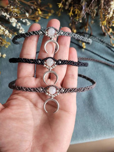 สร้อยข้อมือมาคราเม่หินมูนสโตนธรรมชาติ ประดับลูกปัดพระจันทร์เสี้ยวสีเงิน เชือกสีดำ เทา น้ำตาล สไตล์โบโฮ ขายส่งจากอินเดีย - Product Image 3