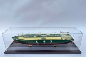 เรือบรรทุก LNG พร้อมตู้โชว์อะคริลิก โมเดลเรือพาณิชย์เวียดนามทำมือจากไม้ ขัดเงา ทาสี ของสะสมงานศิลปะตั้งโต๊ะ - Product Image 2
