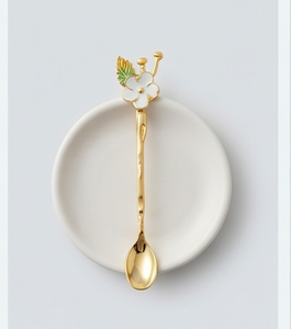 Cucharas florales doradas con mangos de flores blancas, aptas para lavavajillas, juego de cubiertos para bodas. - Product Image 4
