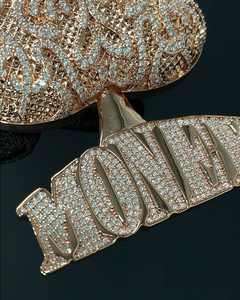 Collar con Colgante de Moissanita Personalizado S925 Ice D VVS de 2 pulgadas x 1.5 pulgadas con Letra Corazón, Estilo Hiphop de Lujo, Chapado en Rodio - Product Image 5