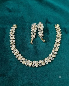Conjunto de collar delicado con diseño de hojas y pendientes a juego, ideal para recepciones. Venta al por mayor de conjuntos de joyería para fiestas. Fabricante de conjuntos de joyería. - Product Image 3