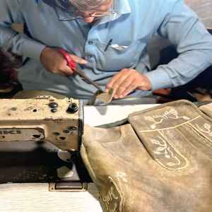 Lederhosen Bávaros Estándar de Ante de Cabra, Antiarrugas, de Secado Rápido, Tejidos hasta la Rodilla - Product Image 4