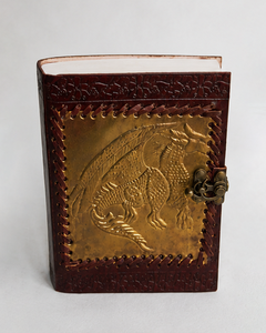 Carnet en cuir fait main vintage avec dragon en relief sur plaque métallique dorée, couverture rigide et fermeture à fermoir – Vente en gros - Product Image 6