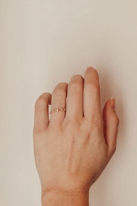 Anillo de Compromiso Minimalista de Plata de Ley con Moissanita Redonda en Engaste de Bisel, Media Eternidad, Regalo de Aniversario, Conjunto Nupcial - Product Image 3