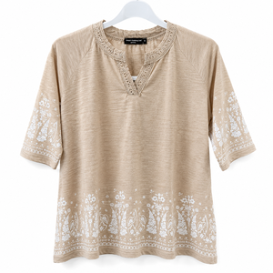 Top de punto casual para mujer, de algodón premium, con cuello en V, estampado en el borde, corte regular, manga 3/4 y ribete de crochet, ideal para el verano. - Product Image 2