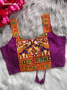 Nueva llegada: Blusa de algodón mágico con bordado tradicional y estilo Gamthi en la parte delantera y en las mangas, proveedor de la India. - Product Image 2