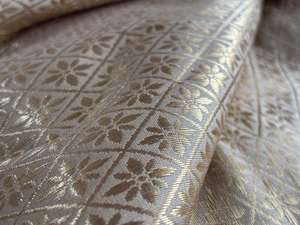 Tissu brocart de luxe 100 % pure soie, jacquard traditionnel à motifs floraux, pour vêtements de mariée de créateur et couture ethnique - Product Image 3