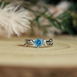 Bague de fiançailles classique en Alexandrite taille cœur, en argent sterling 925 plaqué platine, avec sertissage griffe certifié, inspirée de la nature - Product Image 1