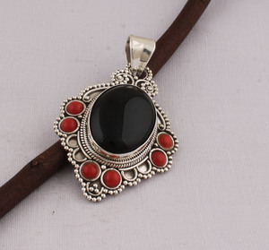 Colgante Vintage de Plata de Ley 925 con Ónix Negro y Coral, Colgante de Coral Rojo Natural y Gema Negra, Hecho a Mano, Estilo Antiguo, Venta al por Mayor - Product Image 6
