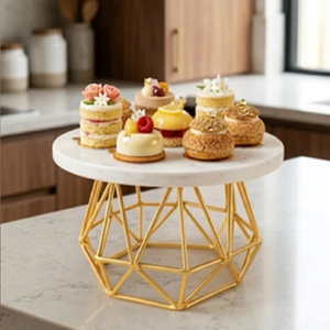 Magnifique ensemble de supports à gâteaux dorés en trois parties, avec dessus blancs et pieds en fil métallique tressé, disponible à prix de gros. - Product Image 2