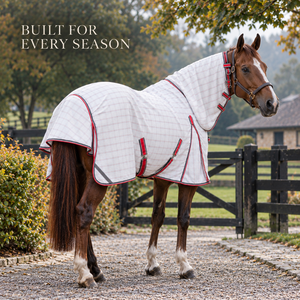 Couverture pour cheval en tissu ripstop double diamant avec couvre-cou intégré |   Couverture pour cheval à carreaux blancs avec bordure rouge, sangles de poitrine réglables et rabat de queue - Product Image 4