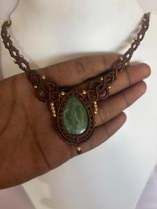 Collier ras du cou en macramé de jaspe vert fait main, vente en gros, perles de laiton tissées style bohème, fournisseur de bijoux fantaisie en pierres précieuses - Product Image 2