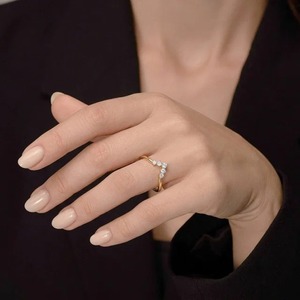 Bague de mariage en or jaune 9 carats avec diamant de laboratoire taille ronde 1,50 carat, couronne, diadème et motif chevron en V pour femme, bijoux fins personnalisés - Product Image 5