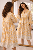 Robe longue en coton jaune moderne à imprimé floral naturel, faite à la main, avec col à panneaux et poches latérales Dori pour femme