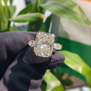 Anillo de Diamantes con Corte Cojín en Oro Blanco con Piedras Laterales, Elegante Joyería de Compromiso para Mujer, Diseño Personalizado de Primera Calidad - Product Image 1