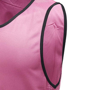 Chalecos de entrenamiento de malla transpirables y ligeros para verano, corte automatizado, venta al por mayor para fútbol y entrenamiento deportivo. - Product Image 6