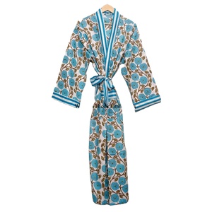 Kimono chic en coton doux pour une ambiance estivale, look élégant, kimono à col en V avec un design simple et un imprimé floral pour un style décontracté. - Product Image 1