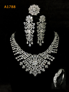 สร้อยคอพร้อมจี้รูปดอกไม้ดีไซน์หรูหราสำหรับผู้หญิงจาก Anshul Bijoux ทำจากโลหะผสมทองแดง ประดับเพชรซิร์คอน ชุบทอง 18K ปรับขนาดได้ ทันสมัย - Product Image 1